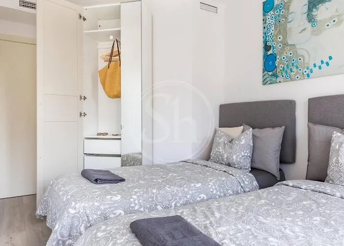Beachfront With Terrace For 8 برشلونة