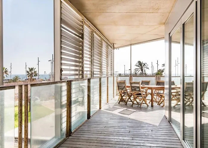 Beachfront With Terrace For 8 شقة *