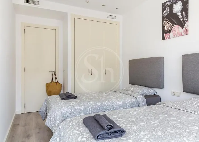 Beachfront With Terrace For 8 شقة *