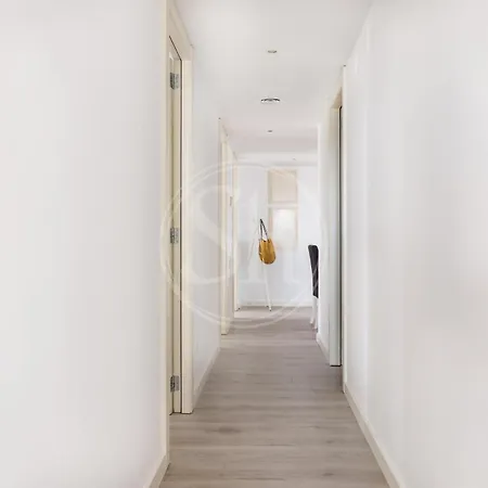 Beachfront With Terrace For 8 شقة