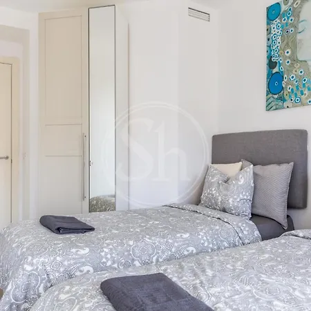 Beachfront With Terrace For 8 شقة